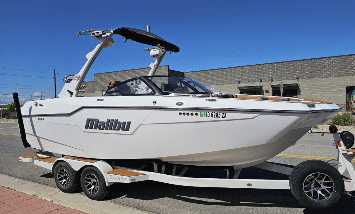 2021 Malibu M220 M6DI engine and upgraded trailer