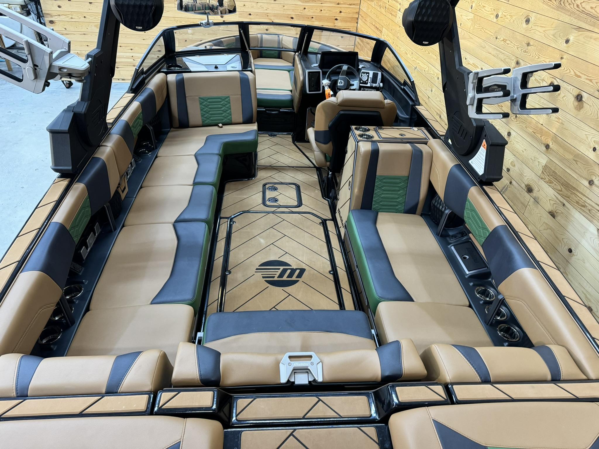 2023 Malibu 25 LSV **LOADED w/ ONLY 50 HOURS**
