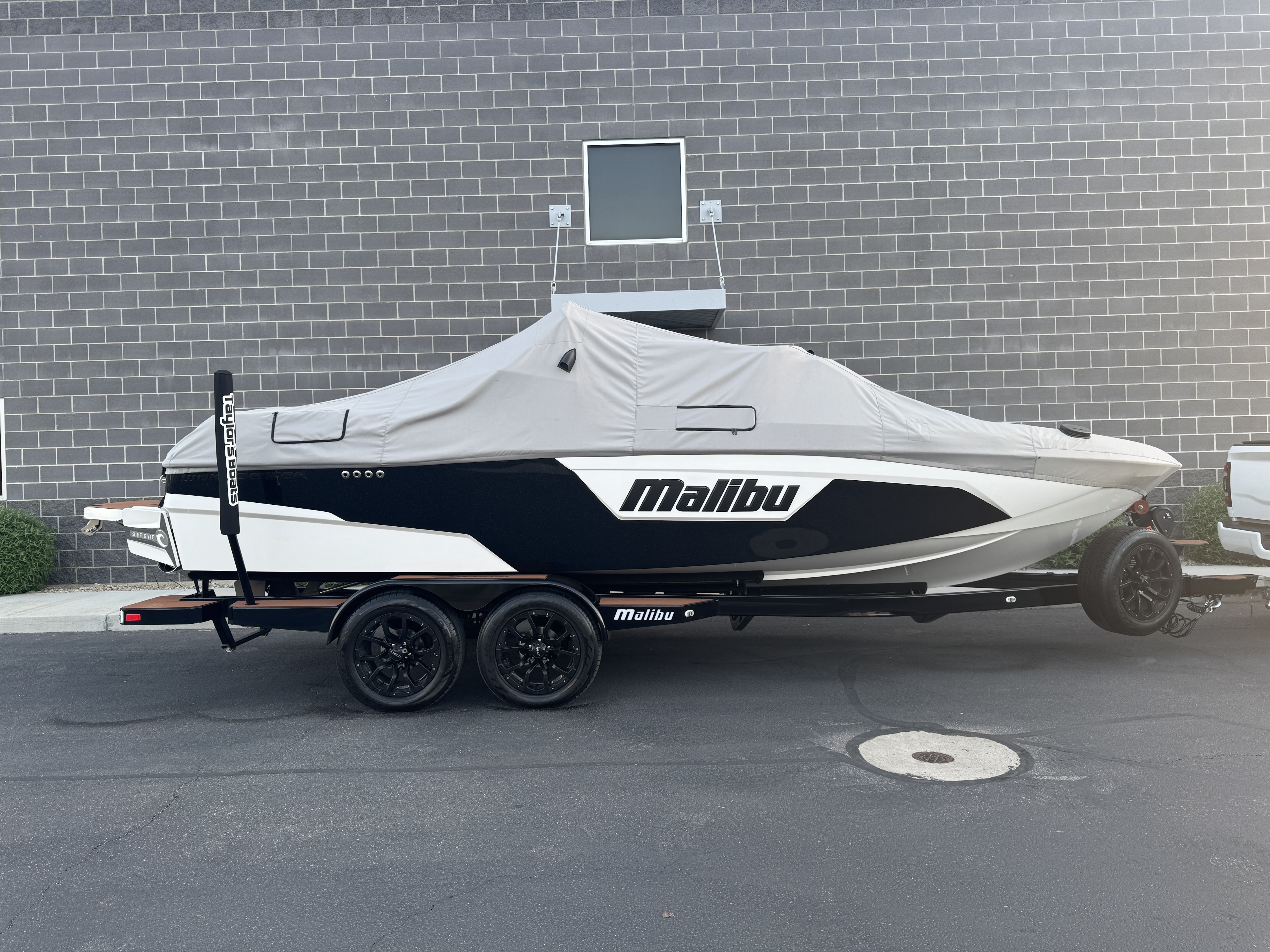 2023 Malibu 23 LSV Low Hours-fully Loaded Lt4