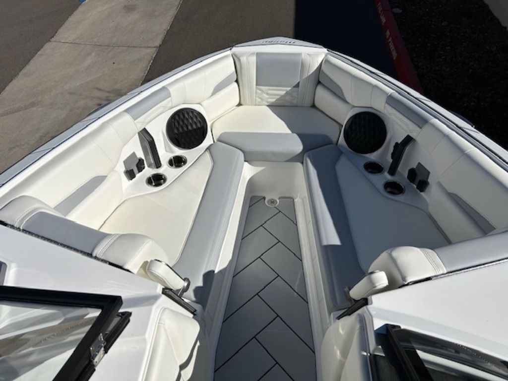 2025 Malibu Boats 26 LSV