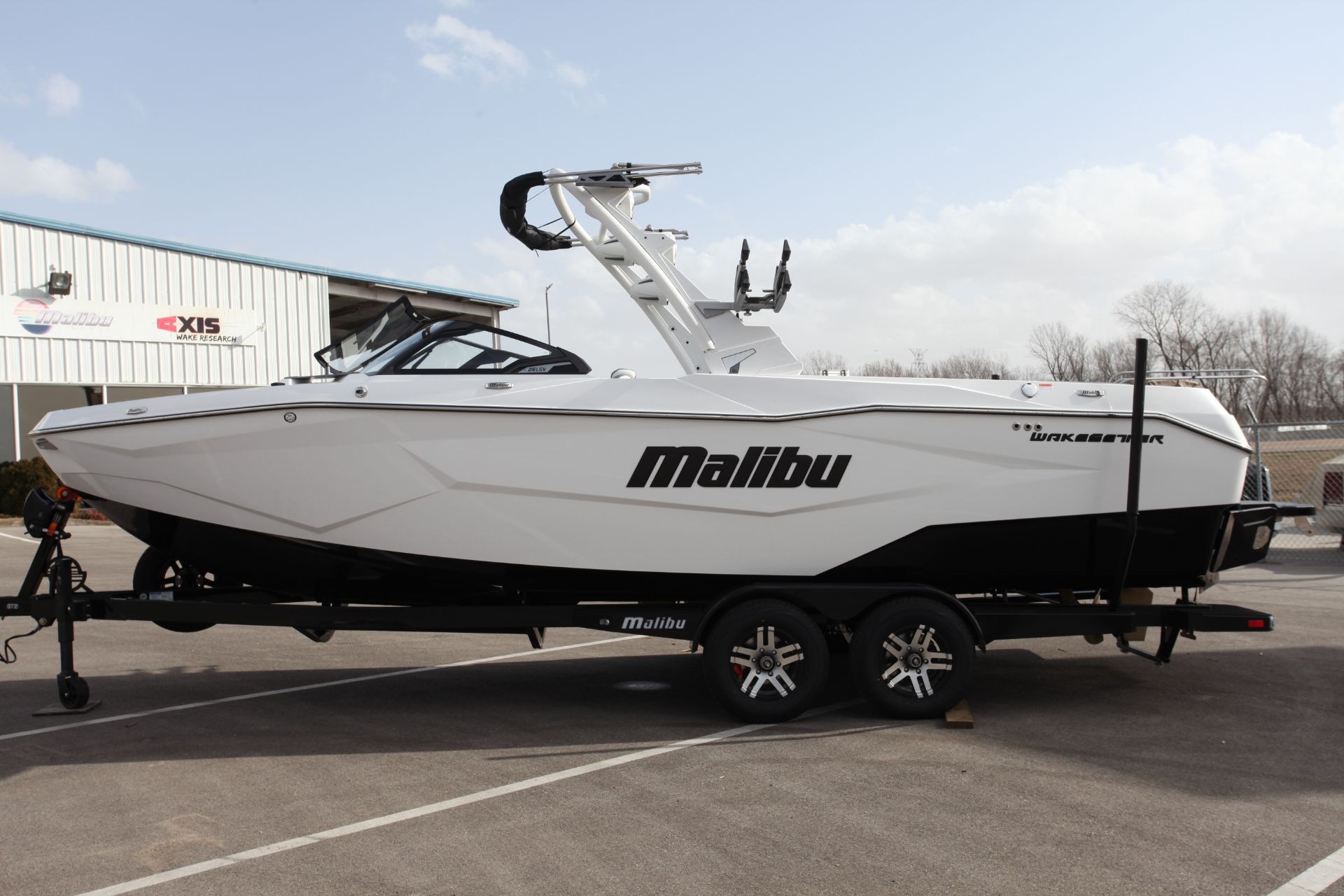  Malibu 25 LSV