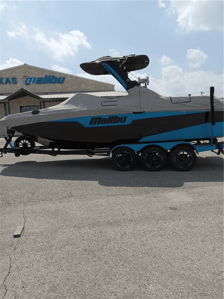Great Condition 2021 Malibu M240 Icon