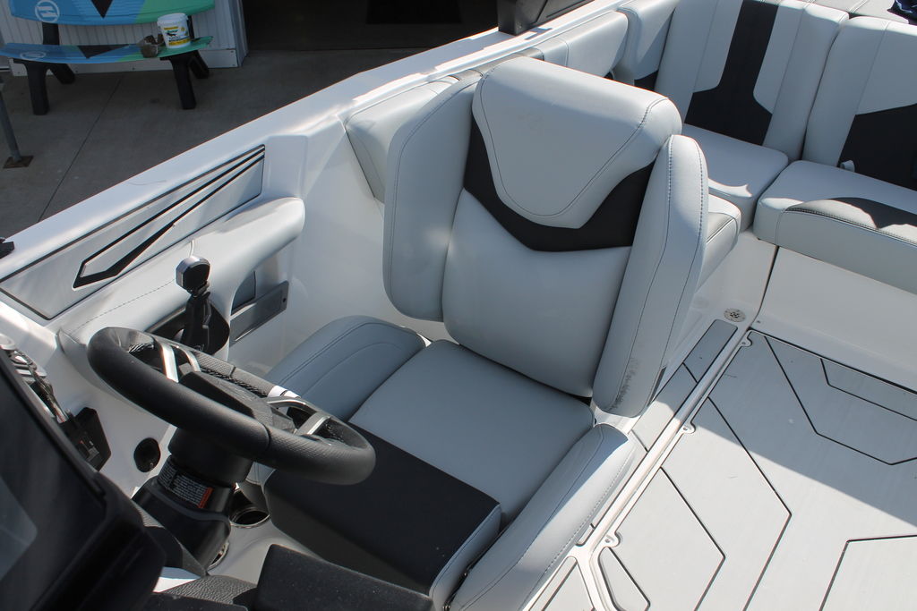 2025 Malibu Boats 21 LX