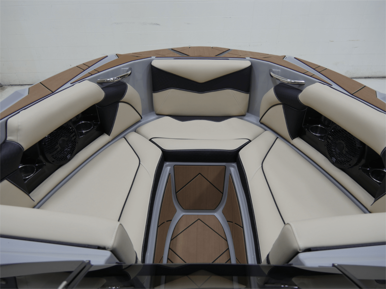 2025 Supreme S220 – Onyx Black