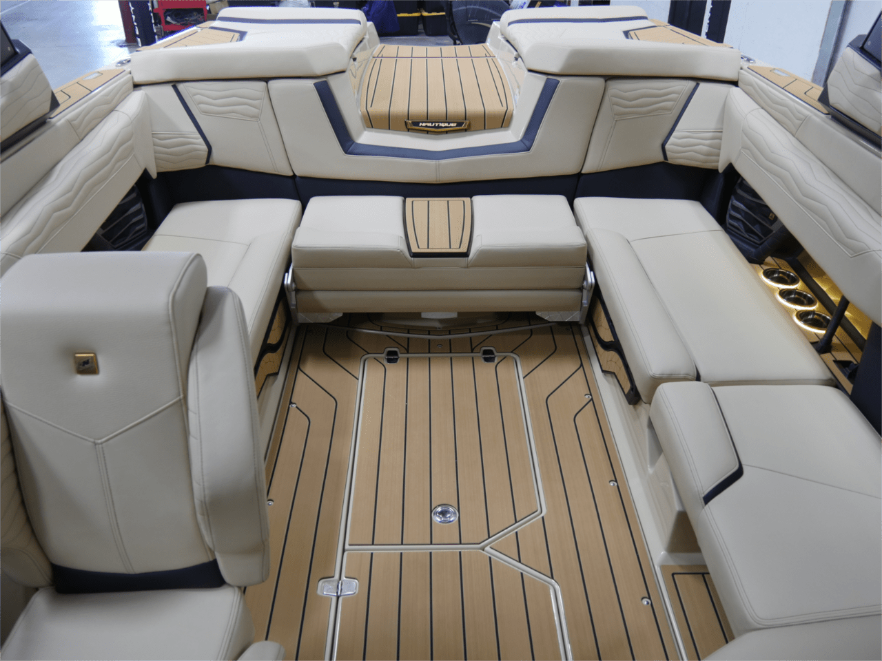 2025 Nautique G23 – Jet Black/Sahara Sand
