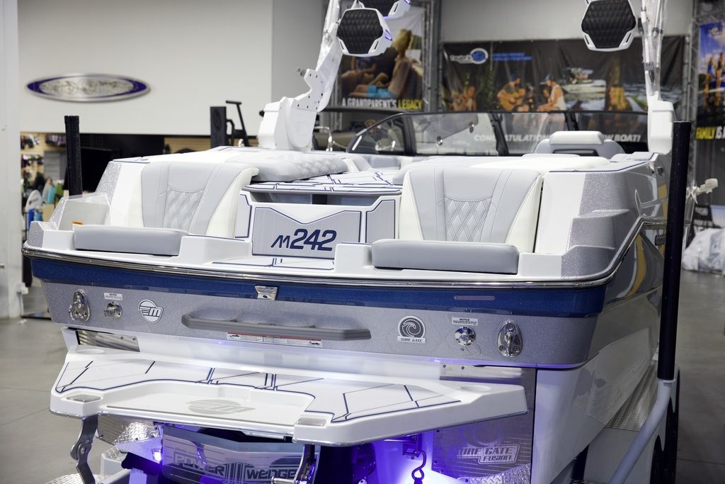 2025 Malibu Boats M242