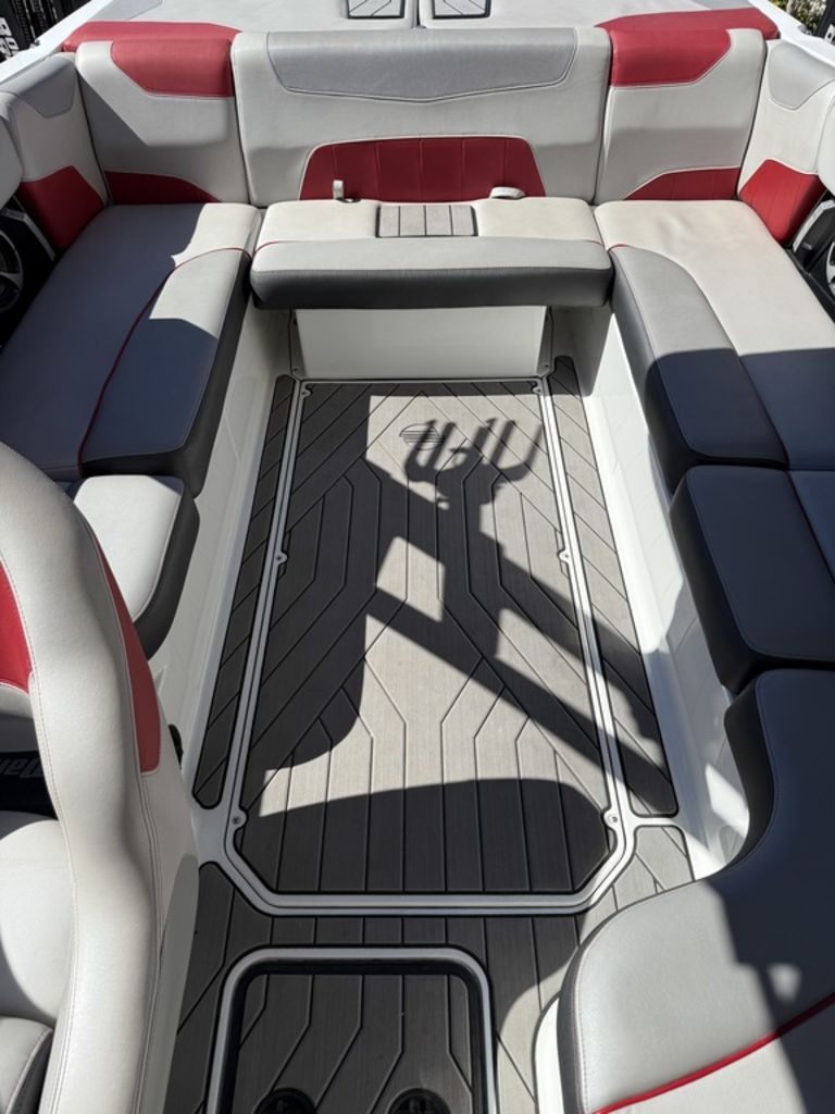 2018 Malibu Boats 23 LSV