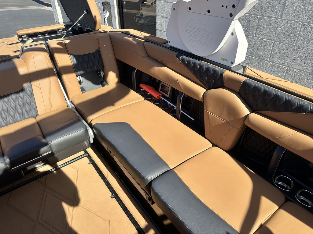 2025 Malibu Boats M242