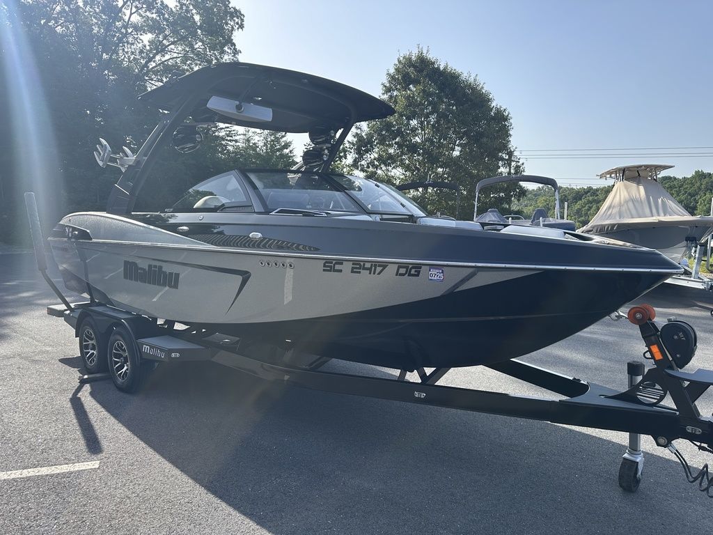 2017 Malibu Boats 23 LSV