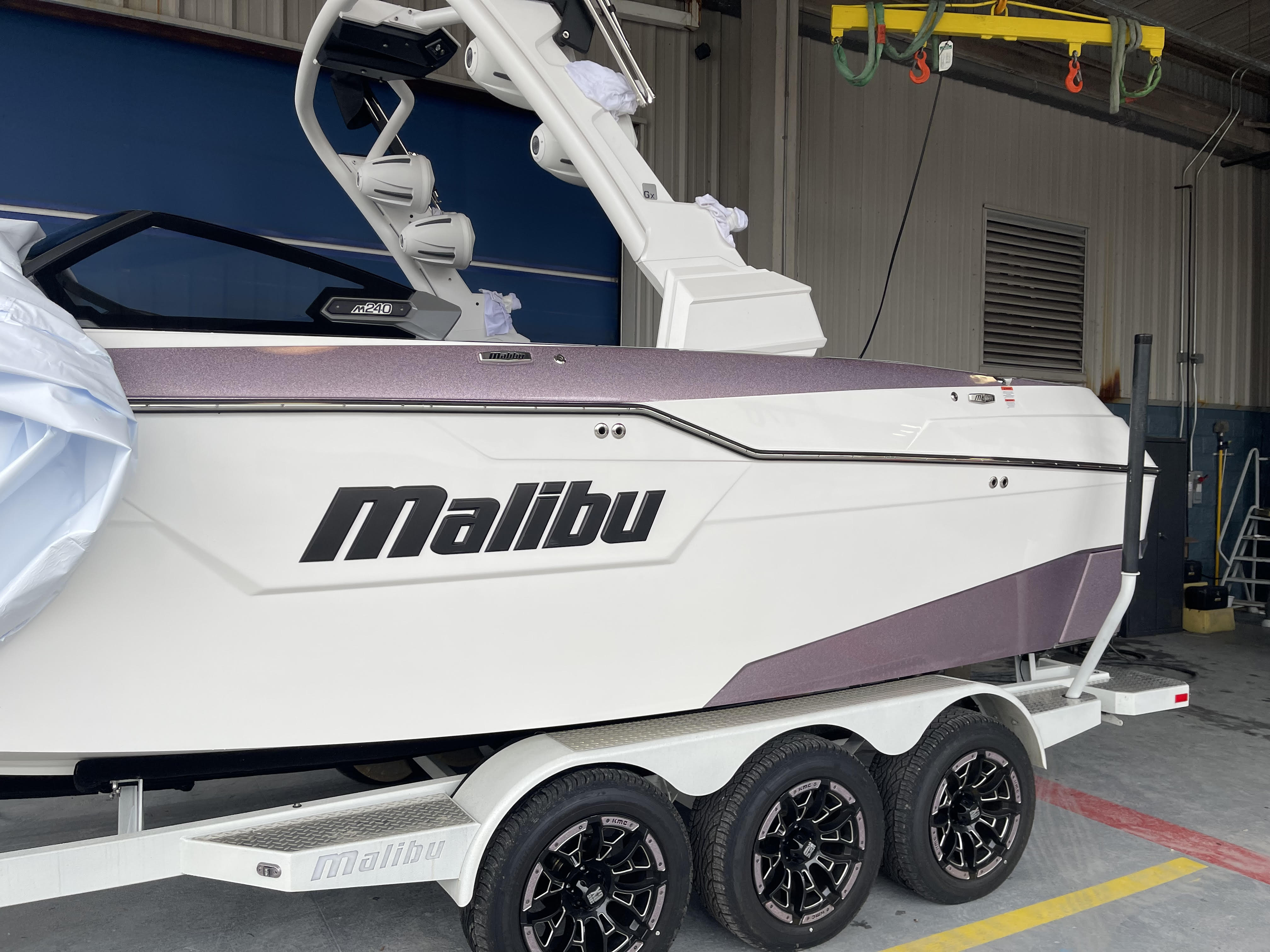 2022 Malibu M240