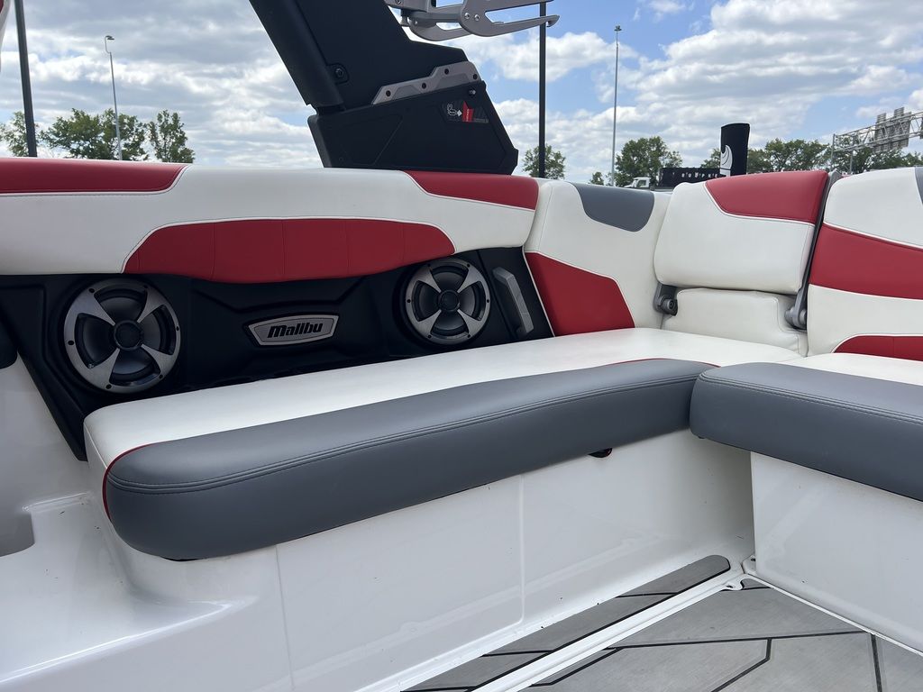 2021 Malibu Boats 22 LSV
