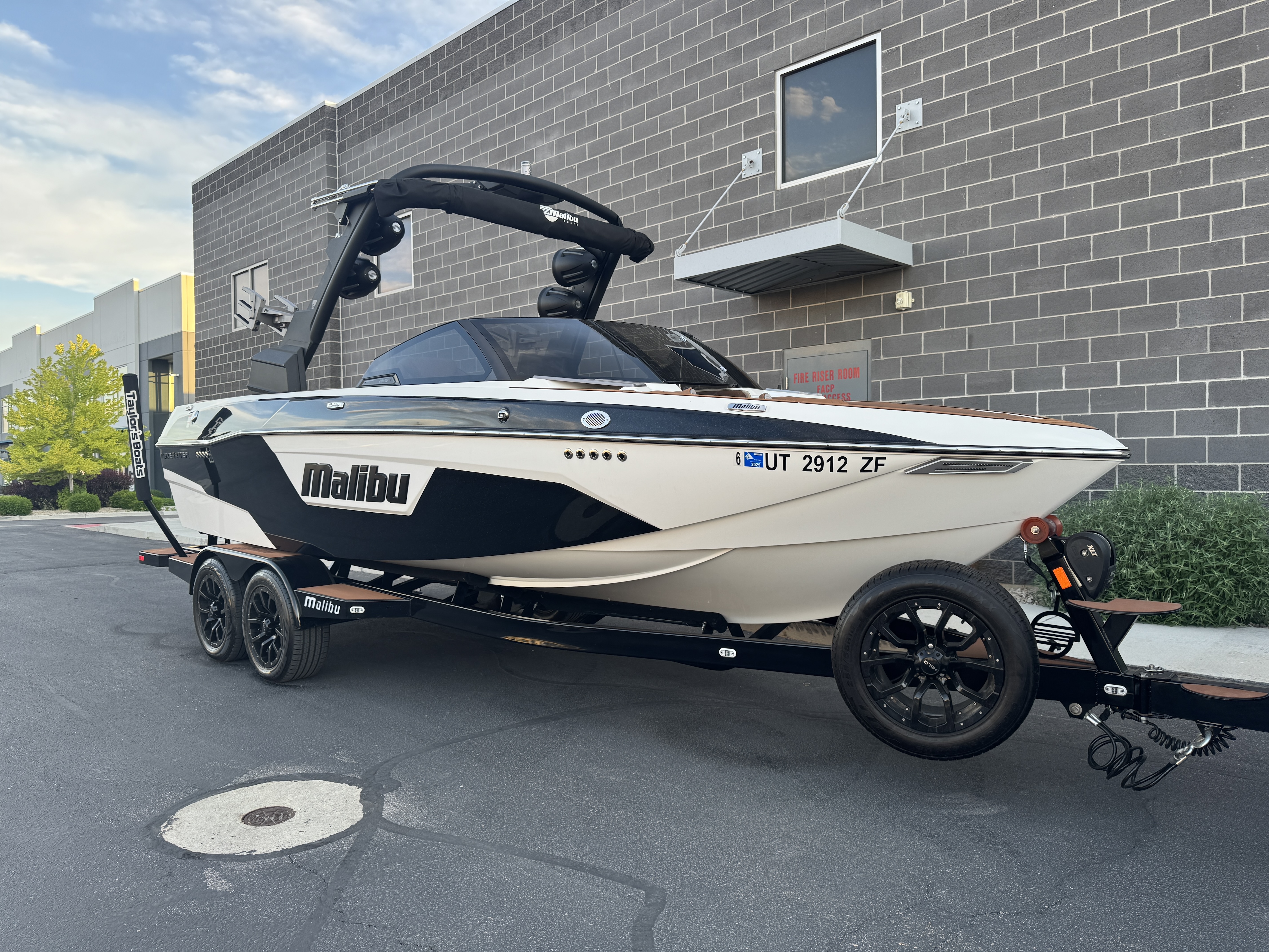 2023 Malibu 23 LSV Low Hours-fully Loaded Lt4