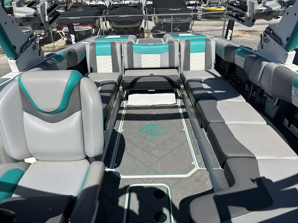 2022 Malibu Boats 25 LSV