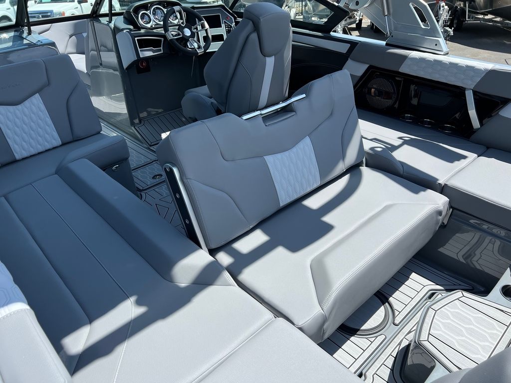 2023 MasterCraft XT22