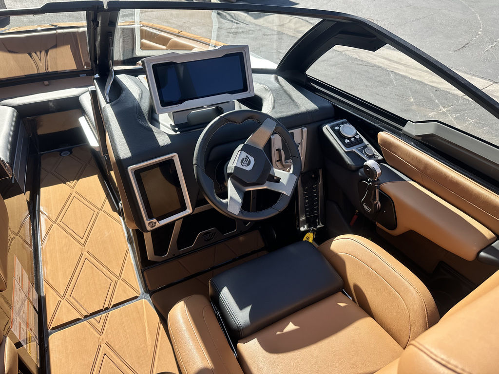 2025 Malibu Boats M242