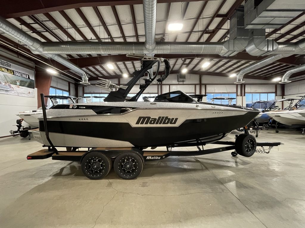 2021 Malibu Boats M220