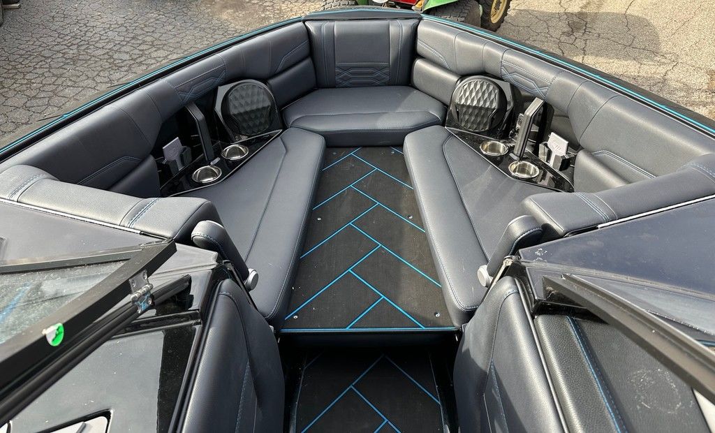 2023 Malibu Boats 26 LSV